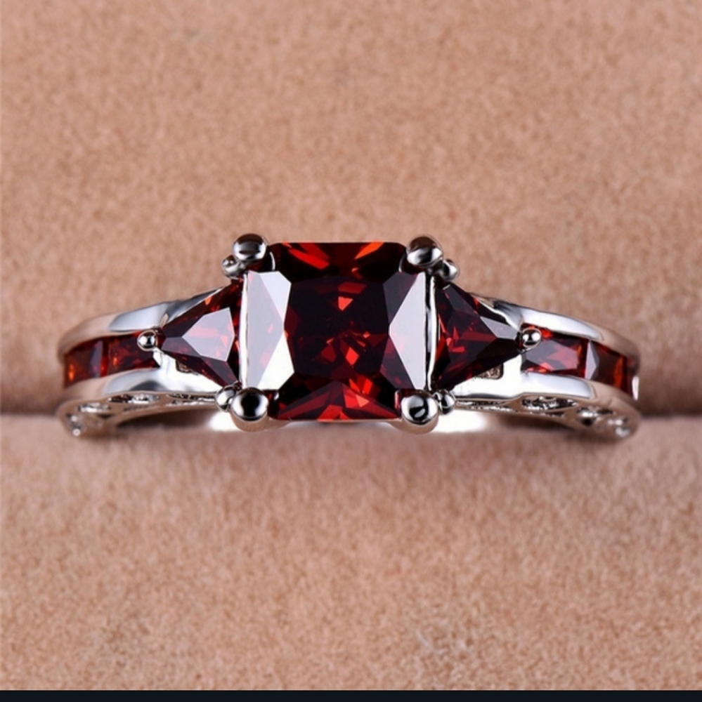 Beautiful Ruby Ring - Picture 5 of 7